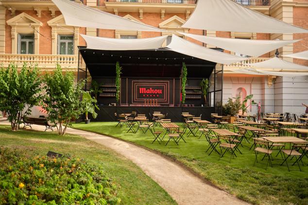 En los jardines del Museo Lázaro Galdiano, situado en el 122 de la calle Serrano, Mahou ha vuelto a instalar su patio un verano más, y ya está listo para convertirse en una apuesta segura para cualquier velada. La propuesta: música en directo, experiencias cerveceras, gastronomía y talleres, para que no te falte de nada a la hora de disfrutar. La entrada es libre y a lo largo del recinto hay dispuestas mesas altas y bajas y hamacas, para que te pongas cómoda como más te guste. Para comer la propuesta es sencilla pero muy de tarde de cañas: gildas de pepinillo con ventresca y pimientos del piquillo, patatas chips madrileñas, pinchos de tortilla, roll de salmón marinado en Mahou 0,0 Tostada y nachos con guacamole son algunos de los platos de una carta que se completa con unos refrescantes polos. Y para aprender en los talleres, tienes desde el taller de tiraje, para convertirte en un experto tirador de cañas, al de huertos verticales, pasando por los de acuarela o el de fotografía en el móvil. En definitiva, un planazo, al que vas a querer llevarte a todas tus amigas hasta que llegue septiembre.